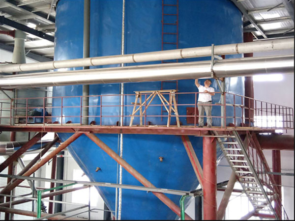 Centrifugal spray dryer
